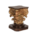 Pedestal dourado e castanho